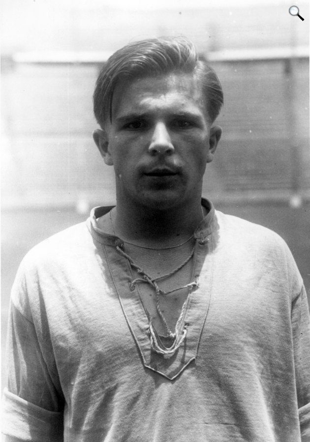 Puskás Ferenc (1927-2006) futballista az Azul Stadionban, Mexikóváros, 1947 (Fotó: Fortepan/Szabó József)