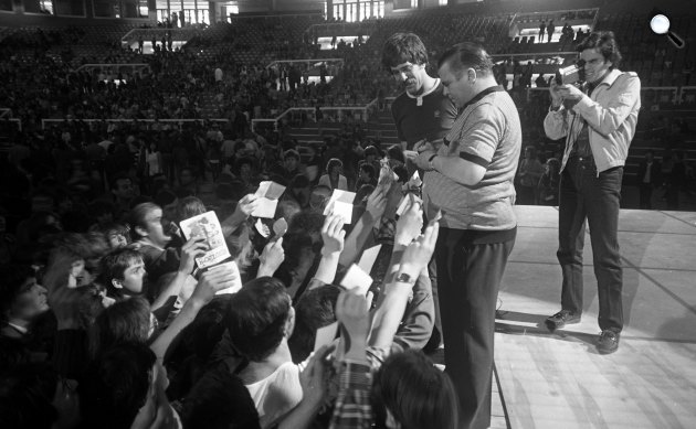 Puskás Ferenc (1927-2006) futballista és Déri János (1951-1992) riporter a Budapest Sportcsarnokban, 1982 (Fotó: Fortepan/Urbán Tamás)