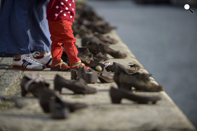 Cipők a Duna-parton holokauszt-emlékműnél a család egyik elhurcolt tagjára emlékeznek Budapesten (Fotó: Kallos Bea/MTI)