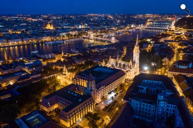 Budapest, elöl a Mátyás-templom és a Hilton Hotel, háttérben a Duna és az Országház (Fotó: Noguchi)