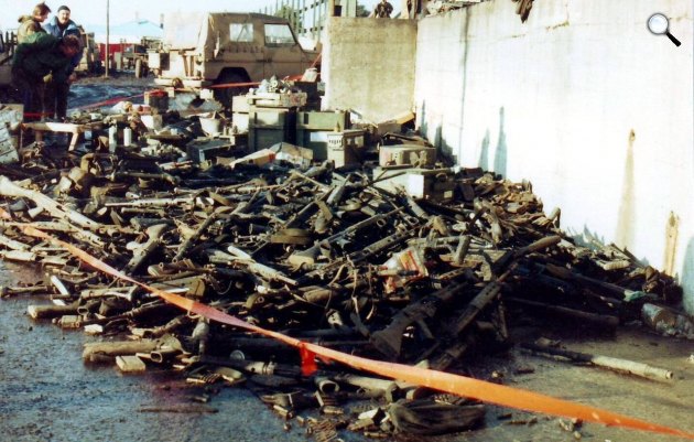 Egy halom eldobott, hátrahagyott argentin fegyver Port Stanleyben, Falkland-szigeteken, 1982 (Fotó: Ken Griffiths/Wikimédia)