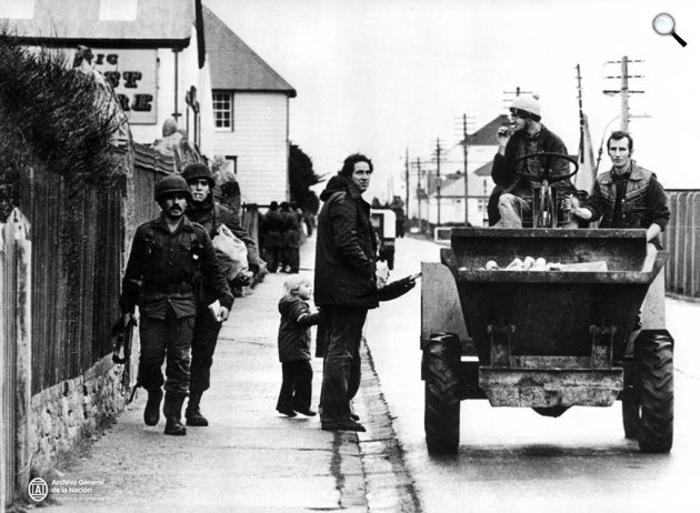 Argentin és falklandi lakosok a Falkland-szigeteken, 1982 (Fotó: Wikimédia) 