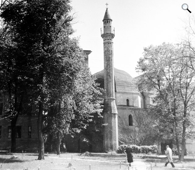Jakováli Hasszán dzsámija a minarettel, Magyarország egyik legjobb állapotában fennmaradt török építészeti emléke, Pécs, 1950 (Fotó: Fortepan/Gyöngyi)