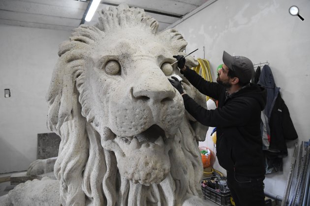 Zomborácz Tamás restaurátor dolgozik a Lánchíd pesti hídfőjén álló oroszlánok egyikén az A-Híd Zrt budapesti műtermében, 2022 (Fotó: MTI/Kovács Tamás)