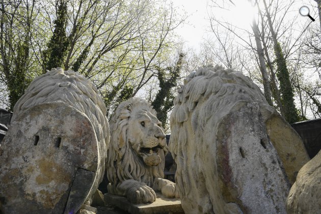 A Lánchíd budai hídfőjén álló oroszlánok tisztítás előtt, 2022 (Fotó: MTI/Kovács Tamás)
