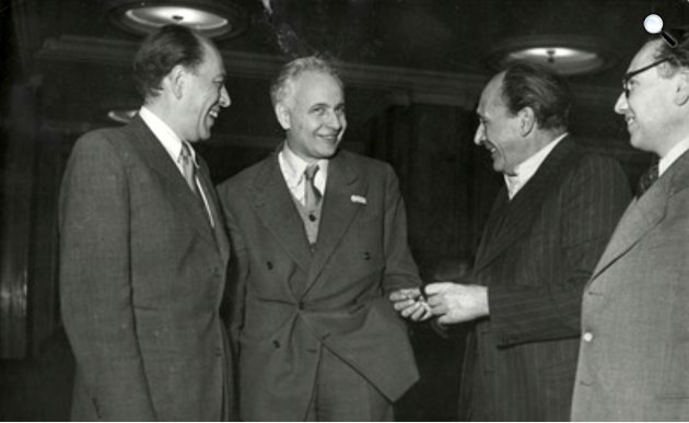 Örkény István (1912-1979), Louis Aragon (1897-1982), Déry Tibor (1894-1977) és Murányi-Kovács Endre (1908-1968) írók beszélgetnek, 1954