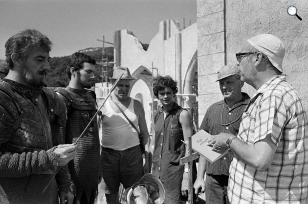Egri csillagok forgatása - Sinkovits Imre, mellette Kovács István. Jobb szélen Várkonyi Zoltán a film rendezője, Pilisborosjenő, 1968 (Fotó: Fortepan/Bojár Sándor)