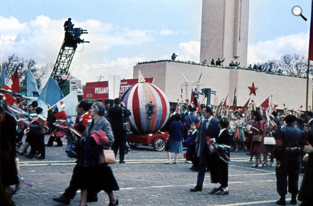 1957. május 1. Elindul a magyar televíziózás. Az első tévéközvetítés a május 1-jei felvonulásról. Akkoriban nem volt még színes televízió; a kép a mozikban bemutatott Filmhíradóból származik (Fotó: Wikimédia/dr. Takács Istvánnak korabeli diafelvétel)