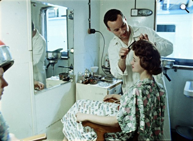 fodrászat a Felszabadulás lapátkerekes gőzhajó fedélzetén, részlet a Bécsben találkoztunk c. kisfilmből, 1959 (Fotó: Fortepan/Szabó Gábor)