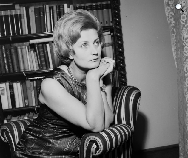 Máthé Erzsi Kossuth- és Jászai Mari-díjas színművész otthonában, 1964 (Fotó: Fortepan/Hunyady József)