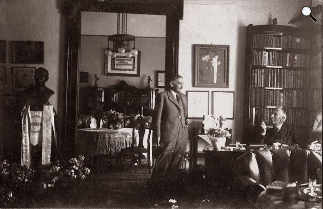 Nagy Endre író, konferanszié Móra Ferenc író otthonában, Szeged, 1933 (Fotó: Magyar László/PIM/europeana.eu)