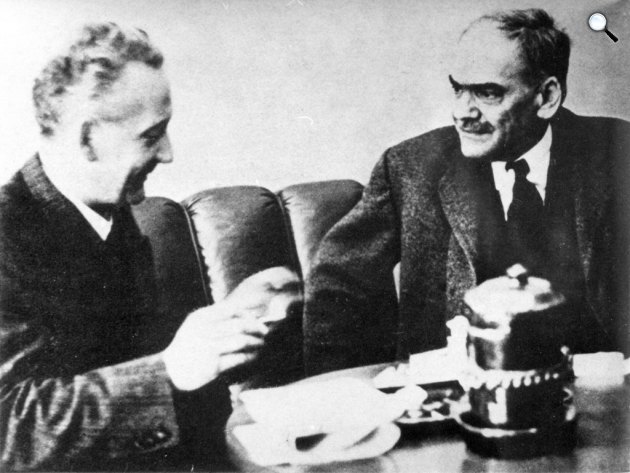 Nagy Endre és Szent-Györgyi Albert egy vendéglátóhelyen a Kellér Dezső: Kortársak és sorstársak c. könyvben (Fotó: MKVM/europeana.eu)