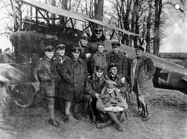 Manfred von Richthofen (1892-1918) vadászpilóta híres Rotes Flugzeug (Vörös Repülőgép) pilótafülkéjében a Jasta 11 többi tagjával, köztük testvérével, Lotharral