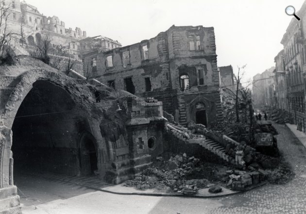 A 2. világháború során lerombol Alagút bejárata az Alagút utca felől, szemben a Váralja utca, 1945 (Fotó: Fortepan)