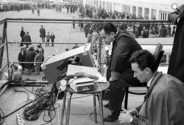 Vitray Tamás és Murányi László a Ferihegyi (ma Liszt Ferenc) repülőtéren tudósít, 1964 (Fotó: Fortepan/Krantz Károly)