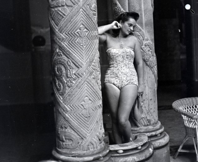 Fürdőruhás modell a Gellért Gyógyfürdőben, 1948 (Fotó: Fortepan/Kurutz Márton)
