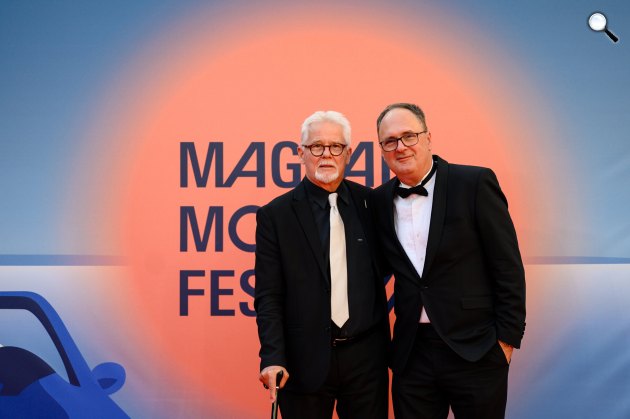 Rofusz Ferenc Oscar-díjas rendező (b) és Káel Csaba filmügyi kormánybiztos a Magyar Mozgókép Fesztivál veszprémi díjátadó gáláján, 2022 (Fotó: MTI/Vasvári Tamás