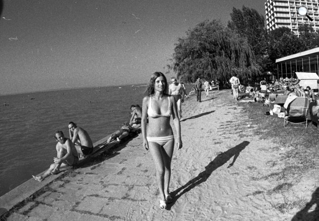 A Balaton partján fürdőruhában pihenők, háttérben a Hotel Európa, Siófok (Fotó: Fortepan/Urbán Tamás)