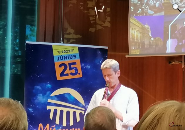 Váczi Dániel hangszerkészítő, zenész a Magyar Zene Házában (Fotó: Cultura.hu/Kibelbeck Mara)