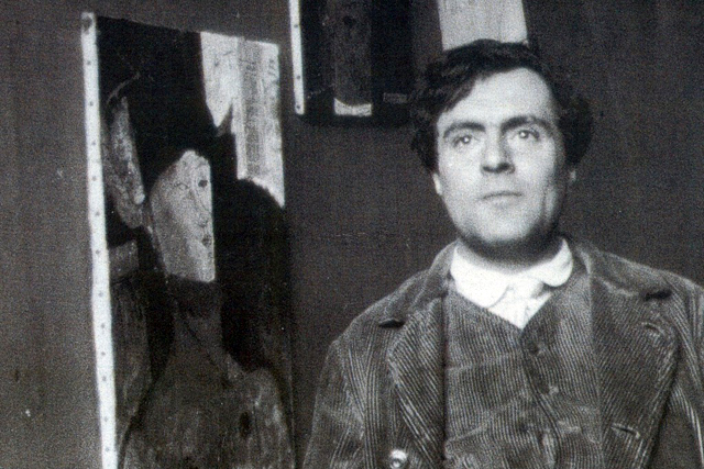 Amedeo Modigliani (1884-1920) olasz szobrász és festő a műteremben, 1917 (Fotó Paul Guillaume/Wikimedia)