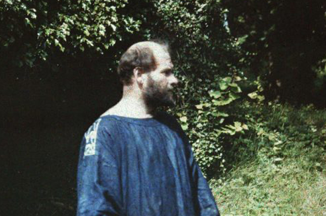 Gustav Klimt (1862-1918) osztrák festőművész otthona kertjében, 1910 körül (Fotó: Friedrich Walker/Wikimedia)