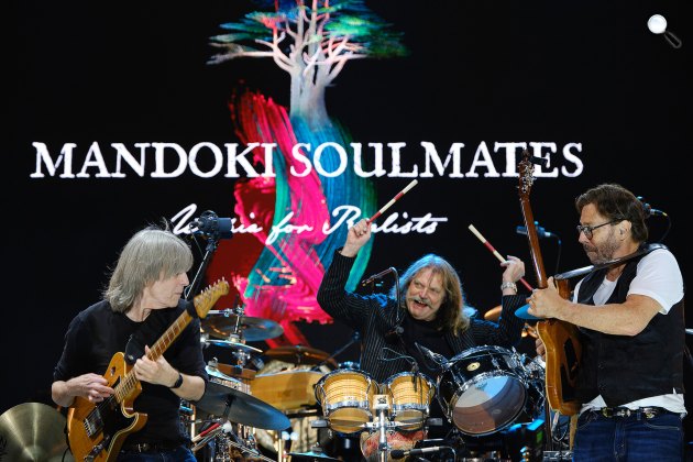Mandoki Soulmates zenekar koncertje Budapesten - Mike Stern, Leslie Mandoki és Al di Meola, 2021 (Fotó: Mandoki Soulmates)