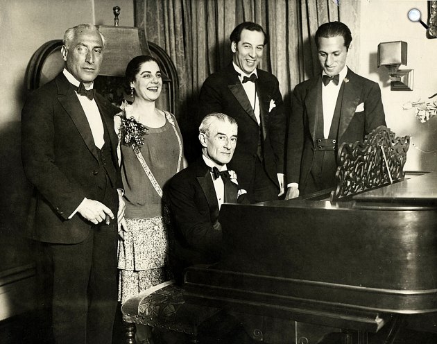 Maurice Ravel Születésnapi partija New Yorkban, 1928. március 8. - Oscar Fried, karmester; Eva Gauthier énekesnő; Maurice Ravel zongorán; Manoah Leide-Tedesco, zeneszerző-karmester és George Gershwin zeneszerző (Fotó: Wide World Photos/Wikimedia)