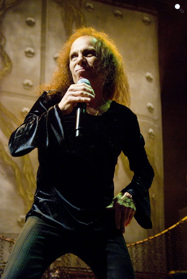 Ronnie James Dio (1942-2010) a Heaven and Hell társaságában turnézott a Charter One pavilonban Chicagóban (Fotó:  Fotó: Adam Bielawski/Wikimédia)
