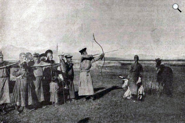 Gróf Zichy Jenő harmadik ázsiai utazásából. A mongolok a Góbi-sivatagban nyíllal lőni tanítják Gróf Zichy Jenőt (Fotó: Vasárnapi Ujság/OSZK)