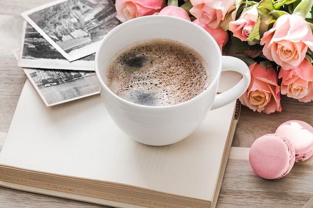 Kávé és rózsák egy könyvvel (Fotó: Pixabay)