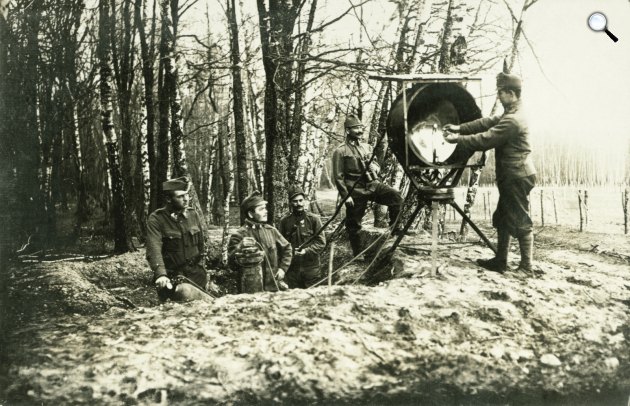 Katonák fényjeleznek, világítanak acetilénlámpával az 1. világháborúban, 1916 (Fotó: Fortepan/Moravecz János)