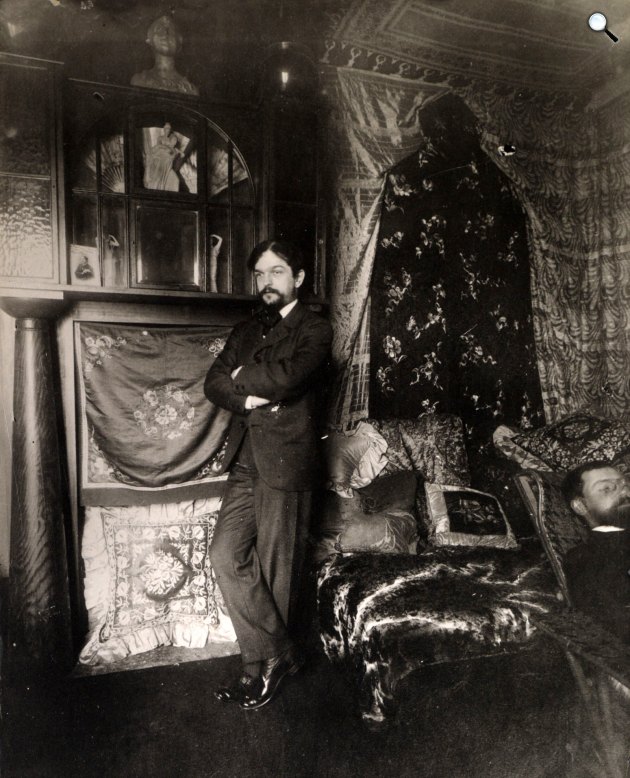 Claude Debussy zeneszerző debütál Pierre Louÿs-nál, 1894 (Fotó: National Library of France/europeana.eu)