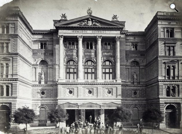 A Pesti Magyar Színház 1840-től Nemzeti Színház néven működött a Rákóczi úton, 1880 körül (Fotó: Fortepan/Budapest Főváros Levéltára. Levéltári jelzet: HU.BFL.XV.19.d.1.05.083/Klösz György)