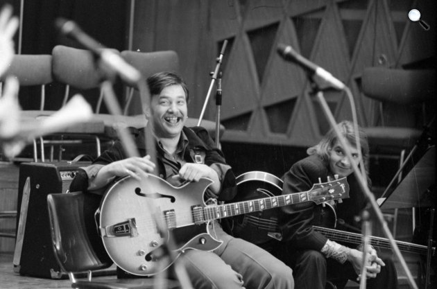 Babos Gyula dzsesszgitáros a a Magyar Rádió stúdiójában, 1975 (Fotó: Fortepan/Szalay Zoltán)