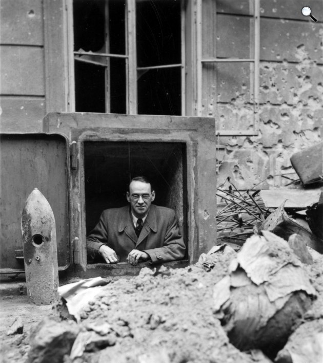 Carl Lutz svájci diplomata a budai Várban található korábbi brit követség légó pincéjében, 1945 (Fotó: Fortepan/Carl Lutz/Archiv für Zeitgeschichte ETH Zürich/Agnes Hirschi)