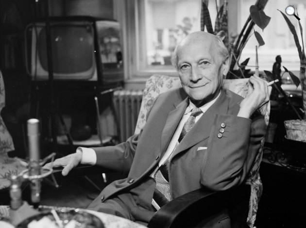 Gellért Oszkár (1882-1967) Kossuth-díjas költő, újságíró, kritikus otthonában, Budapest, 1964 (Fotó: Fortepan/Hunyady József)
