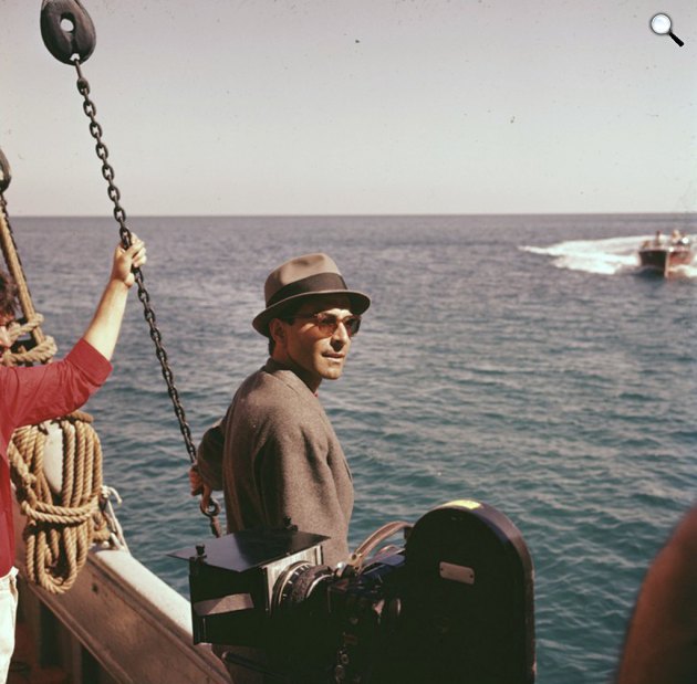 A megvetés - Jean-Luc Godard filmrendező a forgatás közben, 1963 (Fotó: Angelo Frontoni/Culturaltalia/europeana.eu)