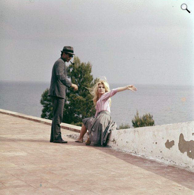 A megvetés - Brigitte Bardot színésznő és Jean-Luc Godard filmrendező a forgatás közben, 1963 (Fotó: Angelo Frontoni/Culturaltalia/europeana.eu)