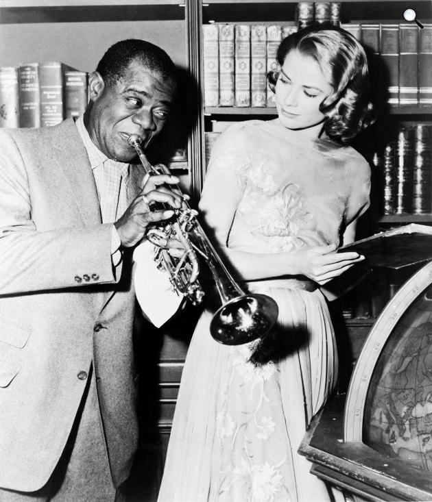 Gazdagok és szerelmesek forgatásán - Louis Armstrong és Grace Kelly, 1956 (Fotó: MGM/Wikimedia)