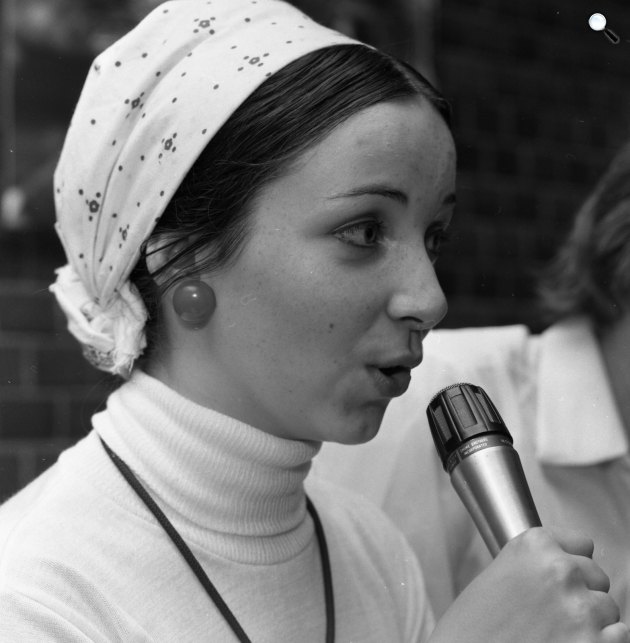 Sebestyén Márta népzenész, énekes a Kassák Klubban, 1976 (Fotó: Fortepan/Szalay ZoltánUrbán Tamás)