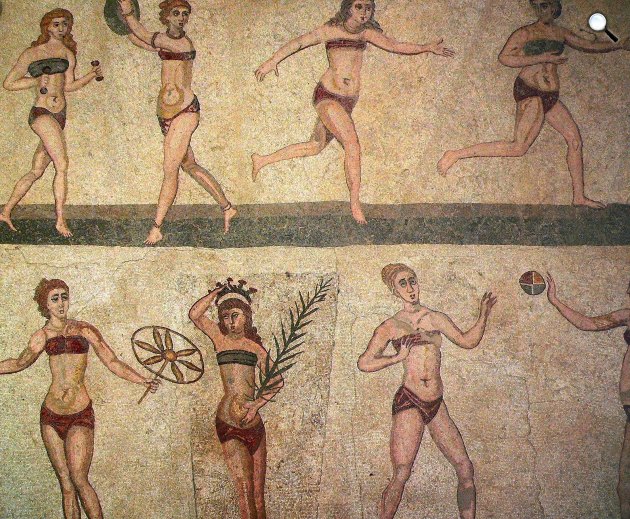 Római sportoló nők, akik mellszalagot viselnek. A győztes megkoronázása mozaik (más néven Bikini mozaik), Villa Romana del Casale, Szicília, Kr. u IV. század (Fotó: Wikimedia)