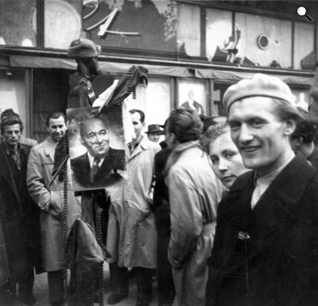 1956-os forradalom a békés tüntetők Rákosi Mátyást gúnyolják ki, 1956 (Fotó: Fortepan/Jezsuita Levéltár)