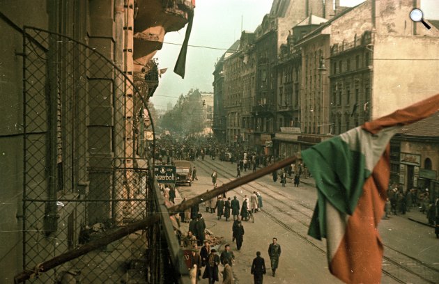 1956-os forradalom során vonulnak az emberek a Kossuth Lajos utcában (Fotó: Fortepan/ar. Horváth Miklós)