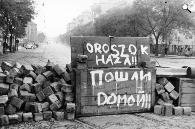Oroszok haza! felírat a Fehérvári úton, a Móricz Zsigmond körtér felőli barikádnál, 1956 (Fotó: Fortepan)
