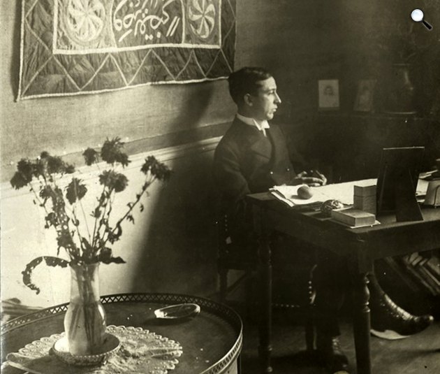 Bölöni György (1882-1959) Kossuth-díjas író, kritikus, irodalomszervező, Ady Endre jó barátja az otthonában (Fotó: PIM/europeana.eu)