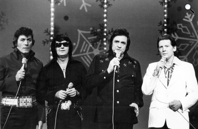 Carl Perkins, Roy Orbison, Johnny Cash és Jerry Lee Lewis egy karácsonyi felvételen,1977 (Fotó: CBS/Wikimedia)