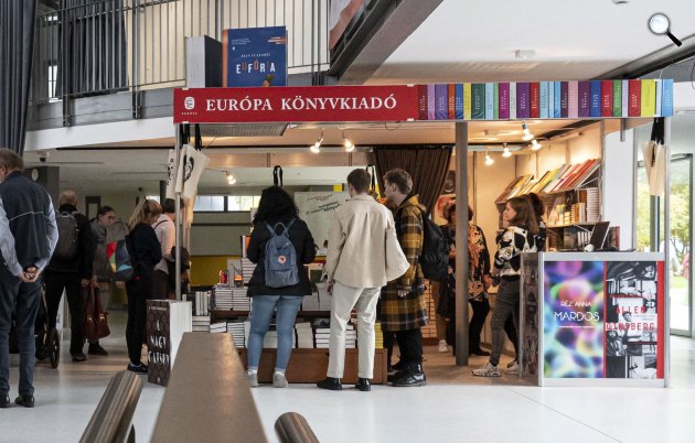 Érdeklődők a 27. Budapesti Nemzetközi Könyvfesztiválon a Millenárison, 2022 (Fotó: MTI/Szigetváry Zsolt)