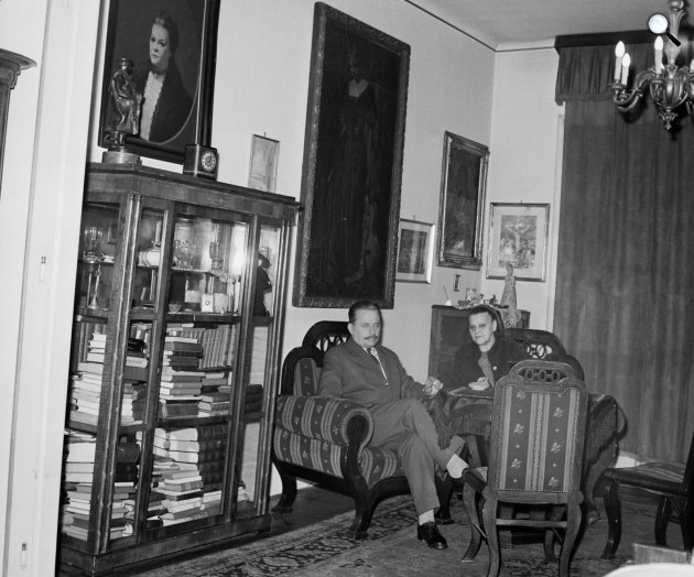 Lajtos Árpád nyugalmazott katonatiszt és felesége, Dajka Margit színművésznő otthonukban, 1964 (Fotó: Fortepan/Hunyady József)
