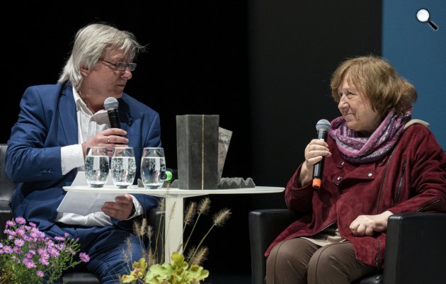 Szvetlana Alekszijevics és M. Nagy Miklós beszélget a 27. Budapesti Nemzetközi Könyvfesztiválon, 2022 (Fotó: MTI/Szigetváry Zsolt)