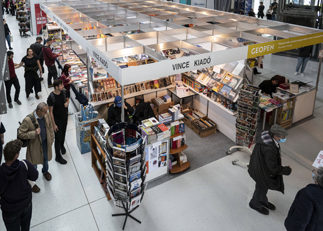 Érdeklődők a 27. Budapesti Nemzetközi Könyvfesztiválon, 2022 (Fotó: MTI/Szigetváry Zsolt)